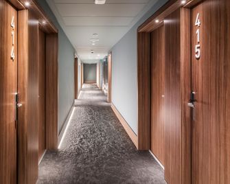 B&b Hotel Guimarães - Гімарайш - Коридор