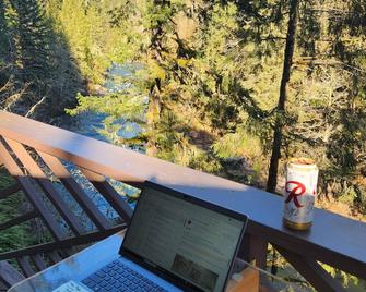 Welch Cabin A License to Chill. we love dogs - Kalama - Balcón