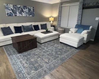Updated home, clean, comfy, huge driveway! Just minutes from KY Lake, food & fun - Benton - Living room