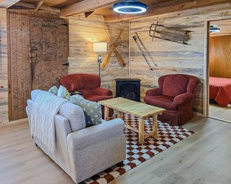 Charming cabin close to activities with spacious deck and great views - South Fork - Living room