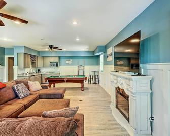 Lakefront Family Escape with Fire Pit and 2 Decks! - Heber Springs - Living room