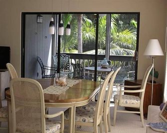 Resilient & Revitalized! Vacation home on stilts on Captiva Island. - Captiva - Comedor