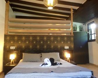 Studio romantique jacuzzi ou spa balneo privatif et jardin Au temps des cerises La Ciotat - La Ciotat