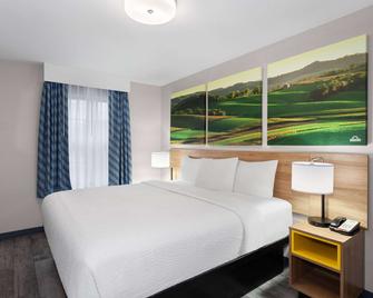 Days Inn & Suites by Wyndham Sellersburg - Sellersburg - Спальня