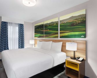 Days Inn & Suites by Wyndham Sellersburg - Sellersburg - Slaapkamer