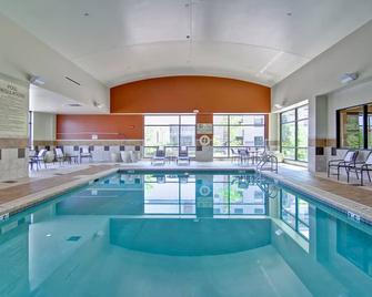 Homewood Suites by Hilton Omaha-Downtown - אומהה - בריכה