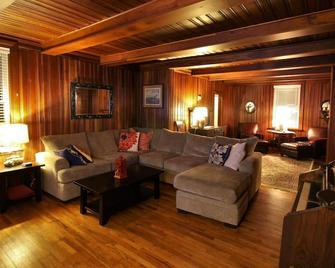 Historic large waterfront home right in downtown Hot Springs - Hot Springs - Sala de estar