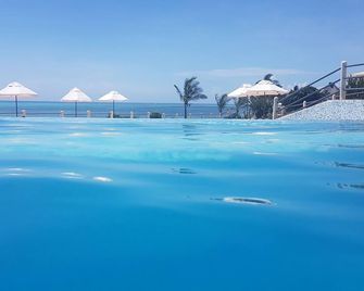 The One - Watamu - Басейн