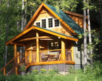 Kootenay Lake Timber Frame Cabin in Crawford Bay, close to public sandy beach. - Crawford Bay - Edificio