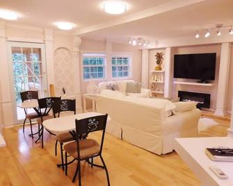 The Cottage - Monticello - Living room