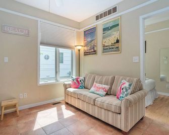 Sleepy Hollow Beach Resort introduces Cottage 3D - South Haven - Living room