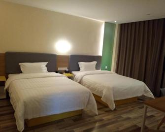 7Days Inn Xiaoyi People's Hospital Branch - Lüliang - Bedroom