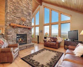Rocky Mtn Natl Park views, close skiing & Hot Tub! - Granby - Living room