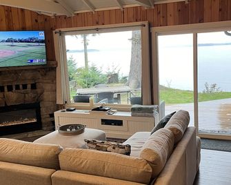 Whidbey Waterfront cabin! Best Sunsets on West side! FUN hidden specials! - Camano Island - Living room