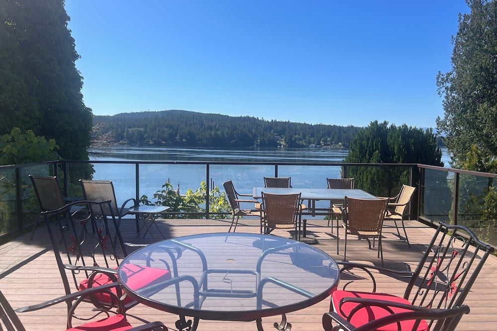 Oceanfront Cottage: Dock, Beach Access, Hot Tub, Bbq & Free Kayaks - Sooke - Balcon
