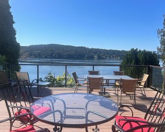 Oceanfront Cottage: Private Dock, Beach Access, Hot Tub, Bbq & Free Kayaks - Sooke - Balcón