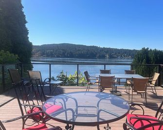 Oceanfront Cottage: Dock, Beach Access, Hot Tub, Bbq & Free Kayaks - Sooke - Balcon
