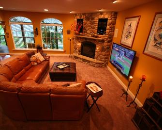 Hawaii Indoors Swim-Up Tiki-Bar 20' Palms,5 Waterfalls,2 Theaters,pool, Spa,gym - Media - Living room