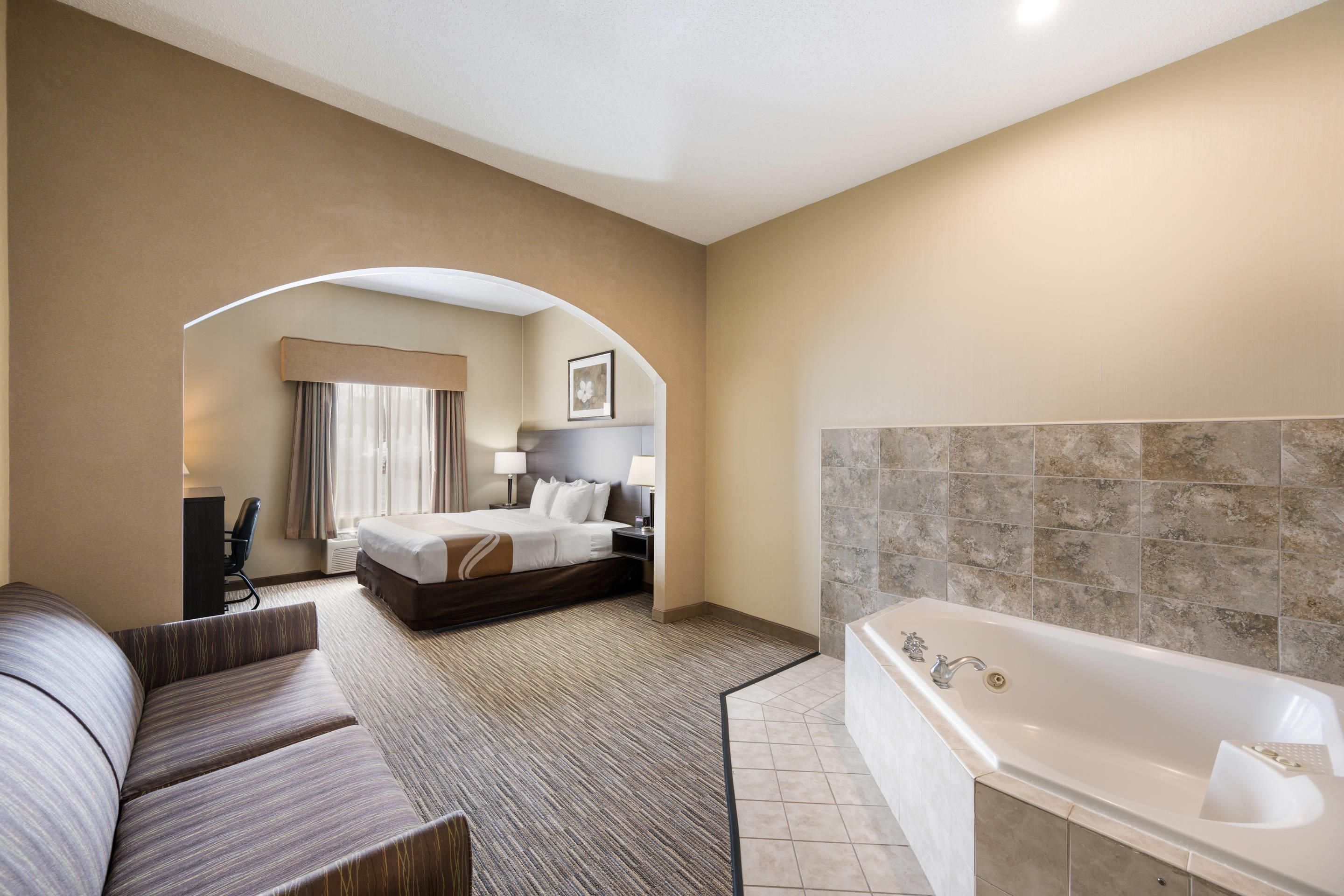 Quality Inn and Suites Fishkill South near I-84 - Fishkill - Bedroom