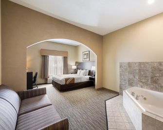 Quality Inn and Suites Fishkill South near I-84 - Fishkill - Bedroom