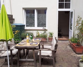 2-Zimmer-Ferienwohnung im 1. Obergeschoss - Lübeck - Innenhof