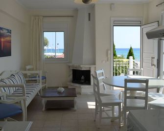 Seafront Holiday Home Alexandra 1 on a Long Sandy Beach, GeoMare, Ground Floor - Nea Kallikratia - Essbereich