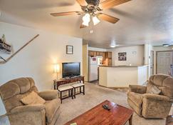 Cozy Sioux Falls House - Walk to Park! - Sioux Falls - Living room