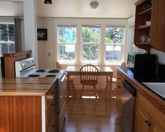Intimate, Romantic Cottage- Hot tub-Woodstove-Easy walk to town! - Yachats - Keuken