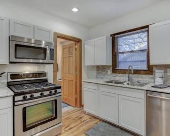 Updated Large House On Green Street Near Uiuc - Champaign - Kitchen