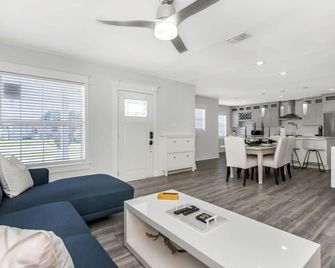 Walk to Bucs Stadium, Cozy Tampa Home Near Downtown & Airport - Tampa - Wohnzimmer