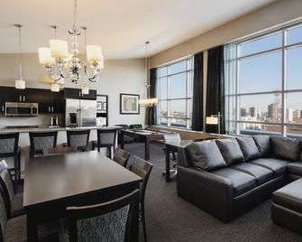 Holiday Inn Saskatoon Downtown By IHG - Saskatoon - Wohnzimmer
