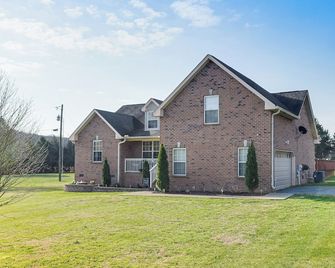 Spacious Lebanon Home w/ Pool: 6 Mi to Downtown! - Lebanon - Byggnad