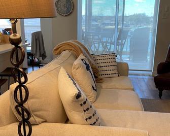 Beautifully Remodeled LBJ Lakefront Condo in Horseshoe Bay overlooking the water - Horseshoe Bay - Living room