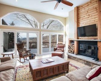 Plan Your Spring Break! New 4th Bedroom, Remodeled Bathroom! Ski/Relax, Located Between Vail & BC - Minturn - Living room