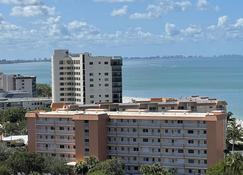 Beachfront Penthouse Condo - Fort Myers Beach - Gebäude