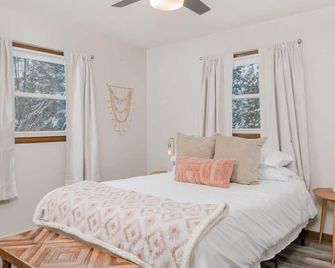 Stevens Point Getaway - Huge 5 Bedroom Home 3 Full Bath - Stevens Point - Schlafzimmer