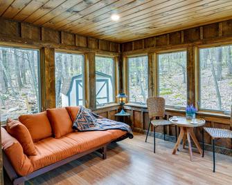 Alpine Lake Resort Cabin Rental w/ Pool Access! - Terra Alta - Living room