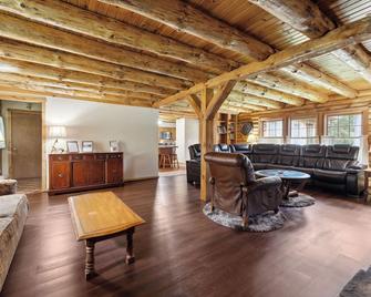 8BR 5BA Huge Dog Friendly Log Cabin near Wisconsin Dells and Lake sleeps 25plus - Mauston - Sala de estar