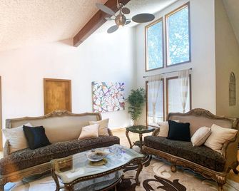 #Oneofakind 5B Retreat w/Pool table,Sauna,Koi Pond - Vancouver - Wohnzimmer