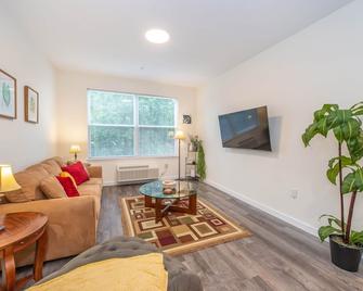Beautiful Luxury Apartment in Downtown Bound Brook - Bound Brook - Living room
