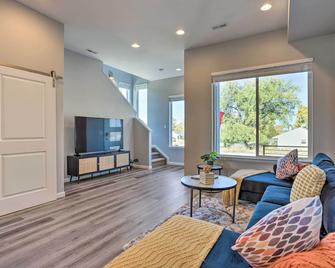 6 Mi to Dtwn Denver Townhome with Patio! - Thornton - Living room