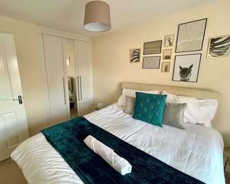 Silver Stag Properties, Comfy 2 BR Home in Ashby - Ashby-de-la-Zouch - Bedroom