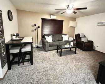 Luxury 2 BR Apt w/ King Bed - Mitchell - Вітальня