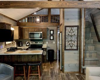 Tiny Home only 1 mile to Vogel State Park! Wandering Wood at the Reece Farm Vlg - Blairsville - Kitchen