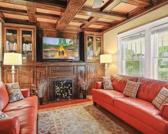 The Historic Chestnut House - Olathe - Living room