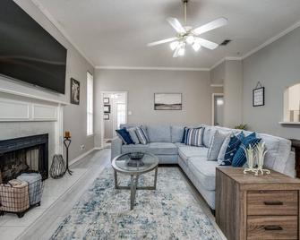 Spacious Brick House 3br 2ba A+ - Denton - Sala de estar