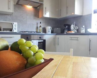 Harbour View 4 - An Apartment That Sleeps 8 Guests In 4 Bedrooms - Gosport - Kitchen