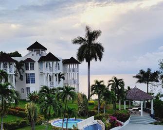 Blue Topaz- deluxe penthouse studio with stunning seaview - Saint Ann’s Bay - Building