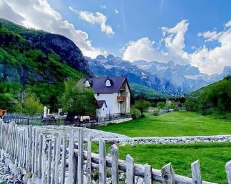 Bujtina Tinari Theth - Shkoder - Vista del exterior