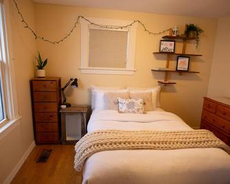 Charming Cabin with View in 3 of Downtown Juneau - Juneau - Bedroom